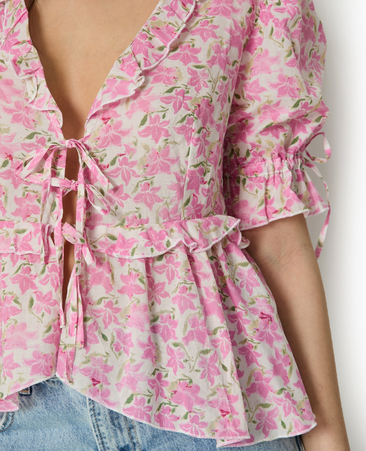 Blouse Florale Clarté | Col V Volants | Manches Ballon