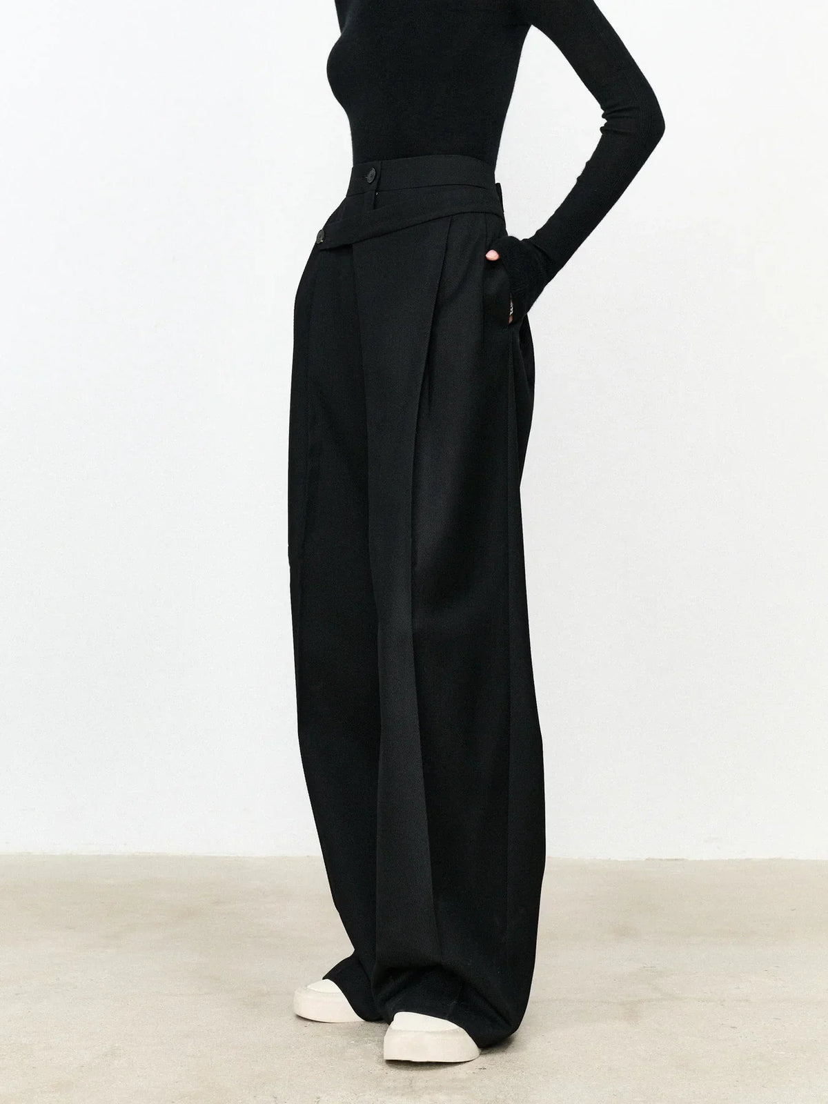Pantalon Robe Asymétrique Jambe Droite | Détail Bouton Moderne