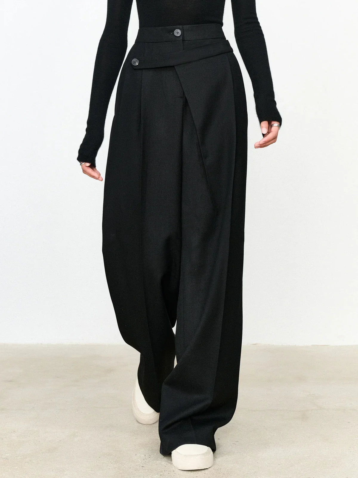 Pantalon Robe Asymétrique Jambe Droite | Détail Bouton Moderne