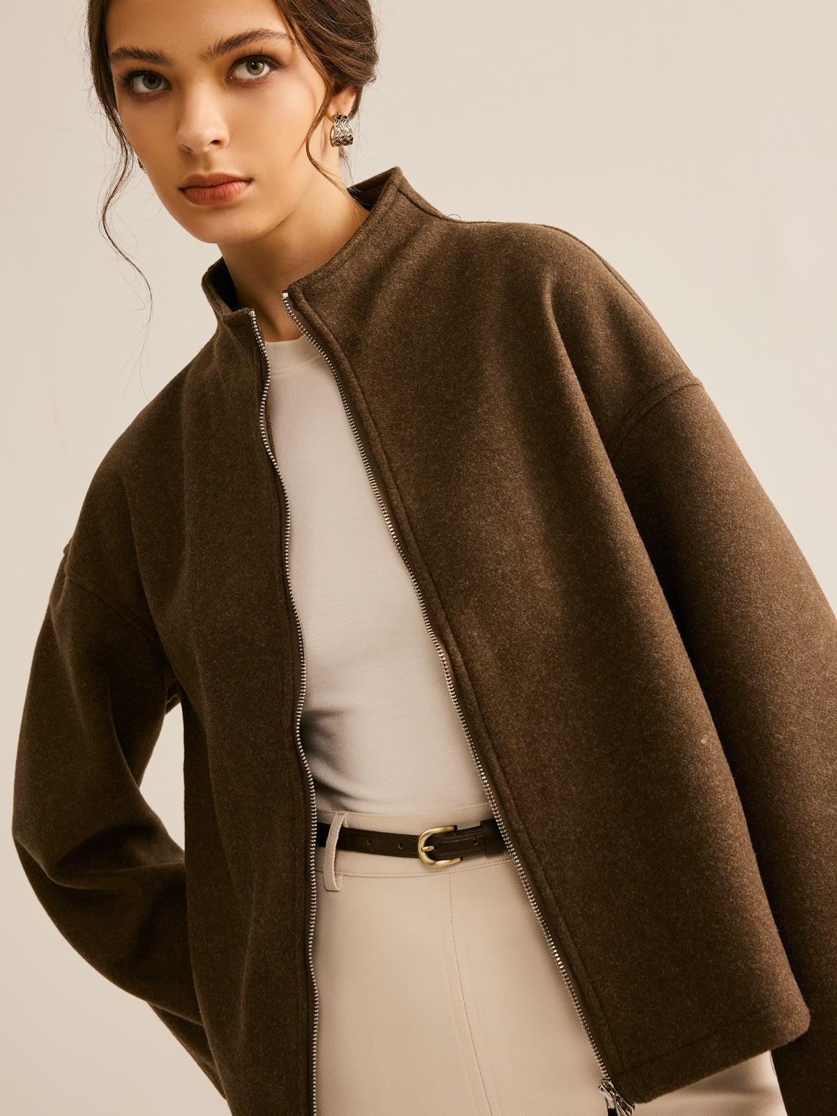 Veste Col Montant Minimaliste | Silhouette Cropped | Élégance Discrète