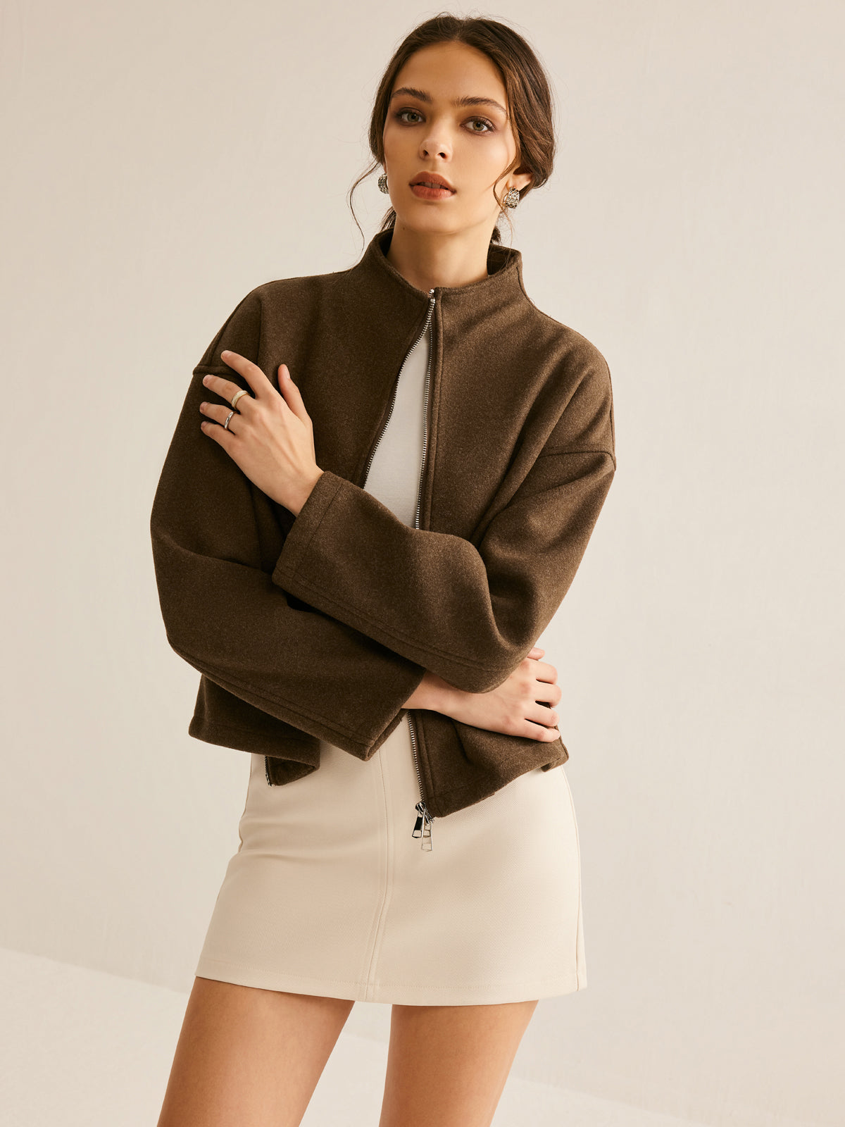 Veste Col Montant Minimaliste | Silhouette Cropped | Élégance Discrète