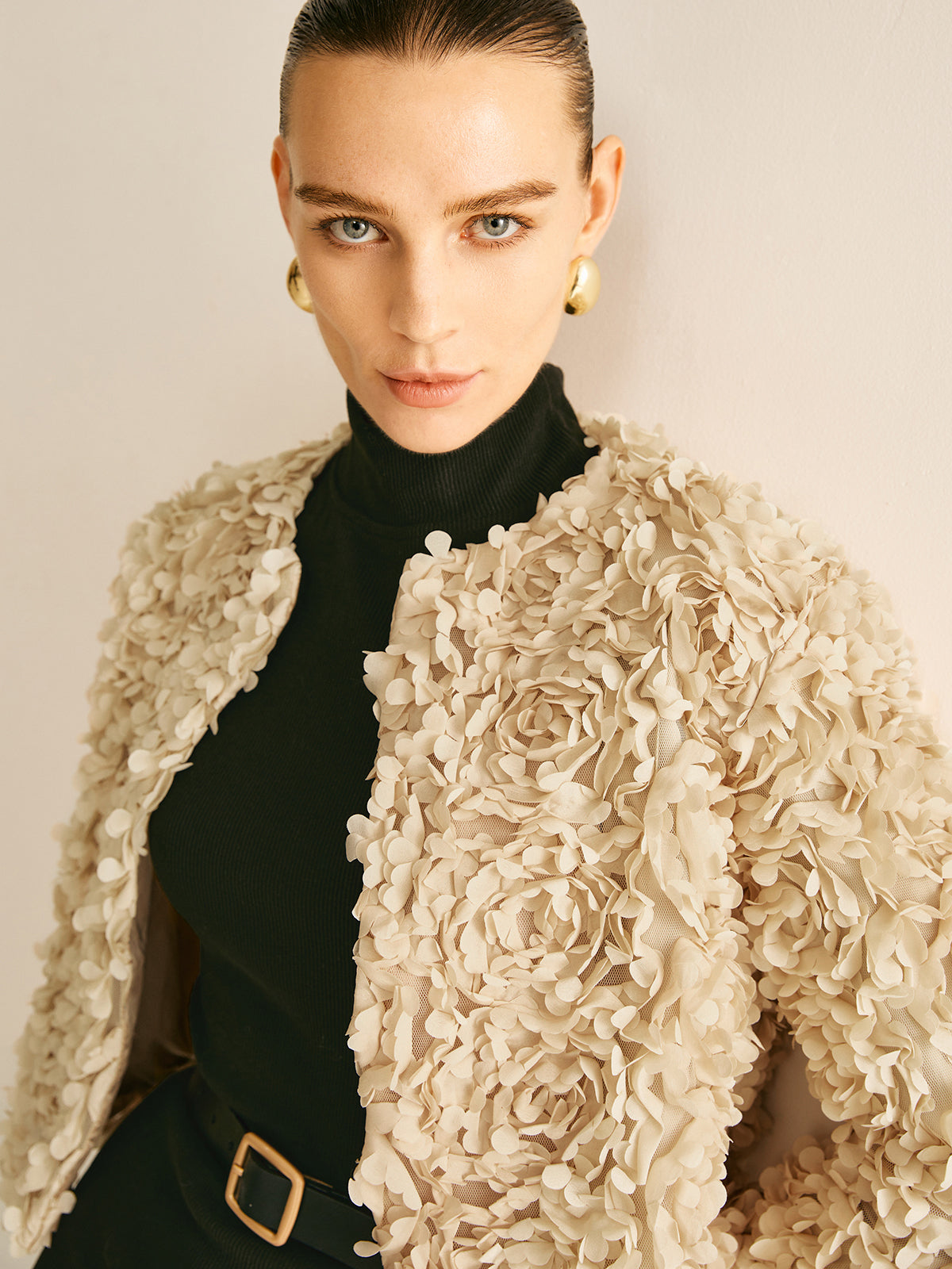 Veste courte texturée | Design floral 3D | Pièce élégante
