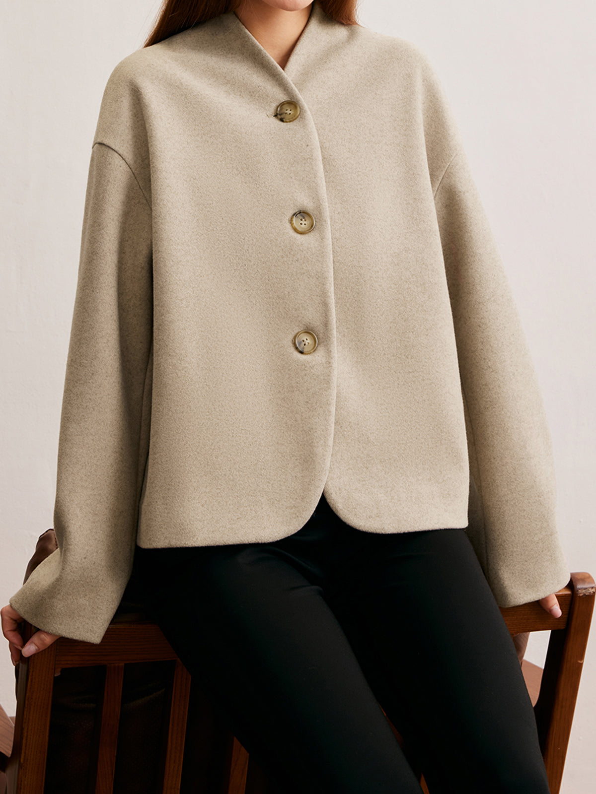 Veste Courte en Mélange de Laine | Col en V | Silhouette Minimaliste