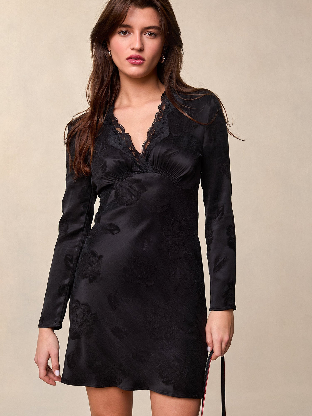 Robe Mini Satin | Col V en Dentelle | Manches Longues
