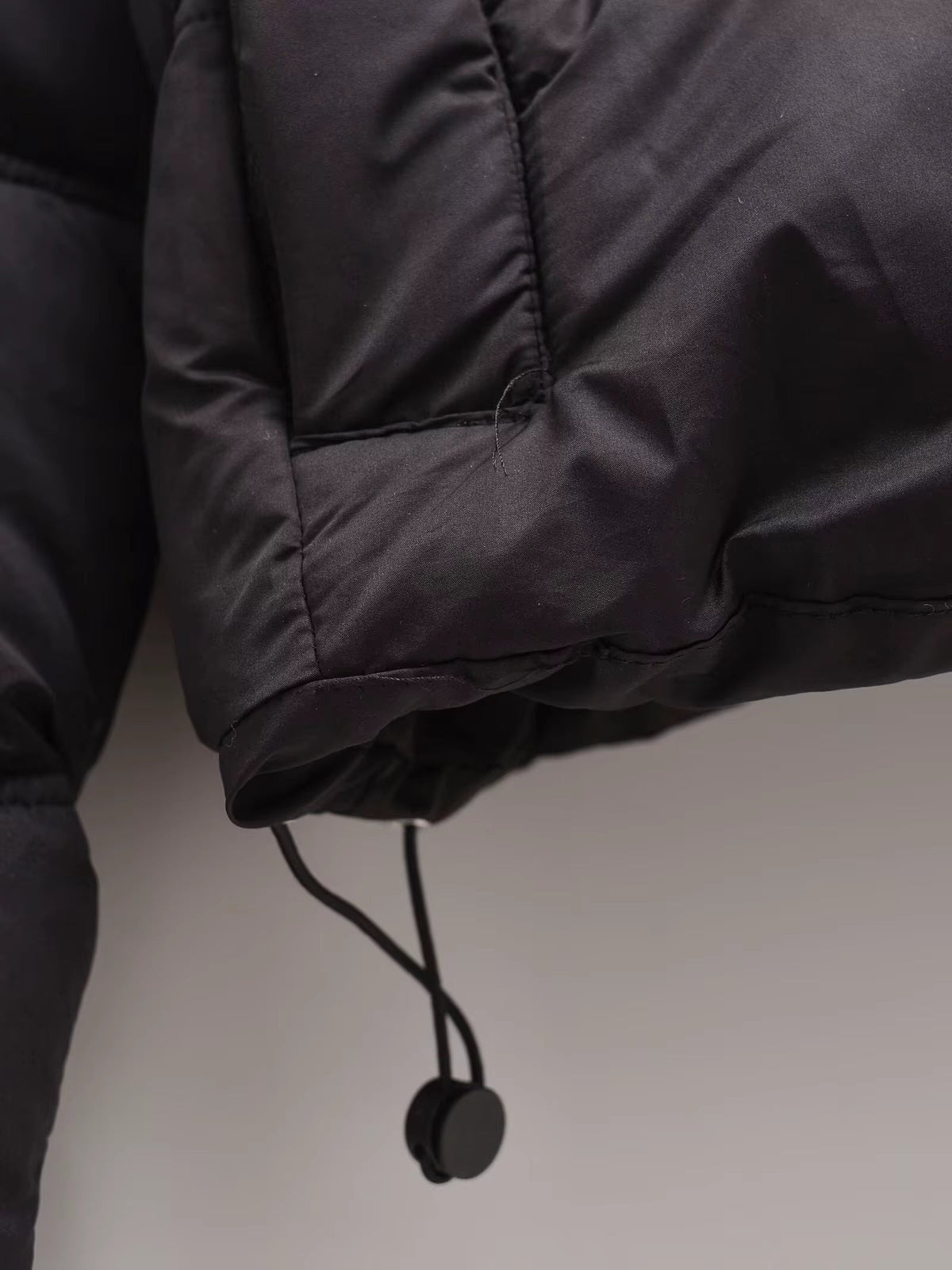 Veste Courte Matelassée | Design avec Capuche | Légère pour l'Hiver