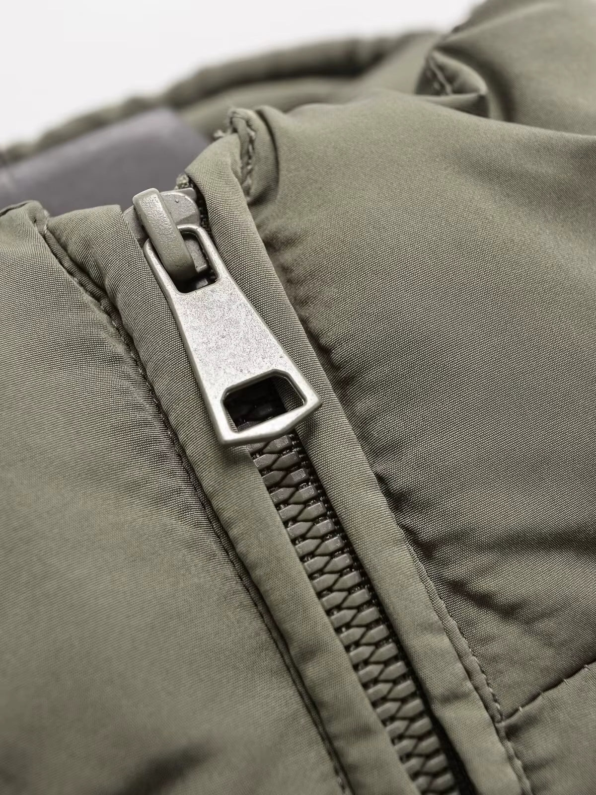 Veste Courte Matelassée | Design avec Capuche | Légère pour l'Hiver