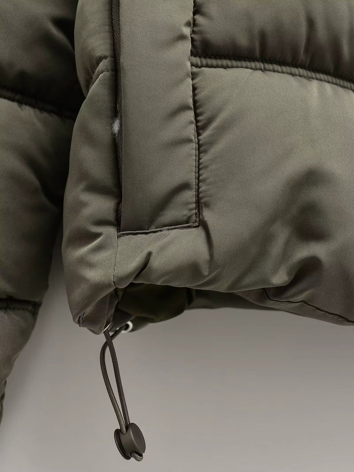 Veste Courte Matelassée | Design avec Capuche | Légère pour l'Hiver