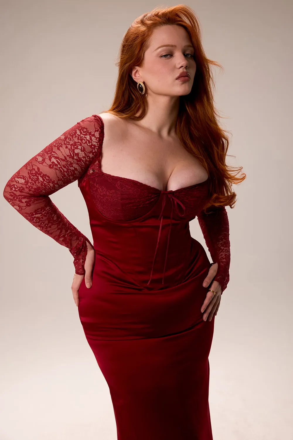 Robe Maxi Satin Lace | Corset, Manches Transparentes, Fente Arrière