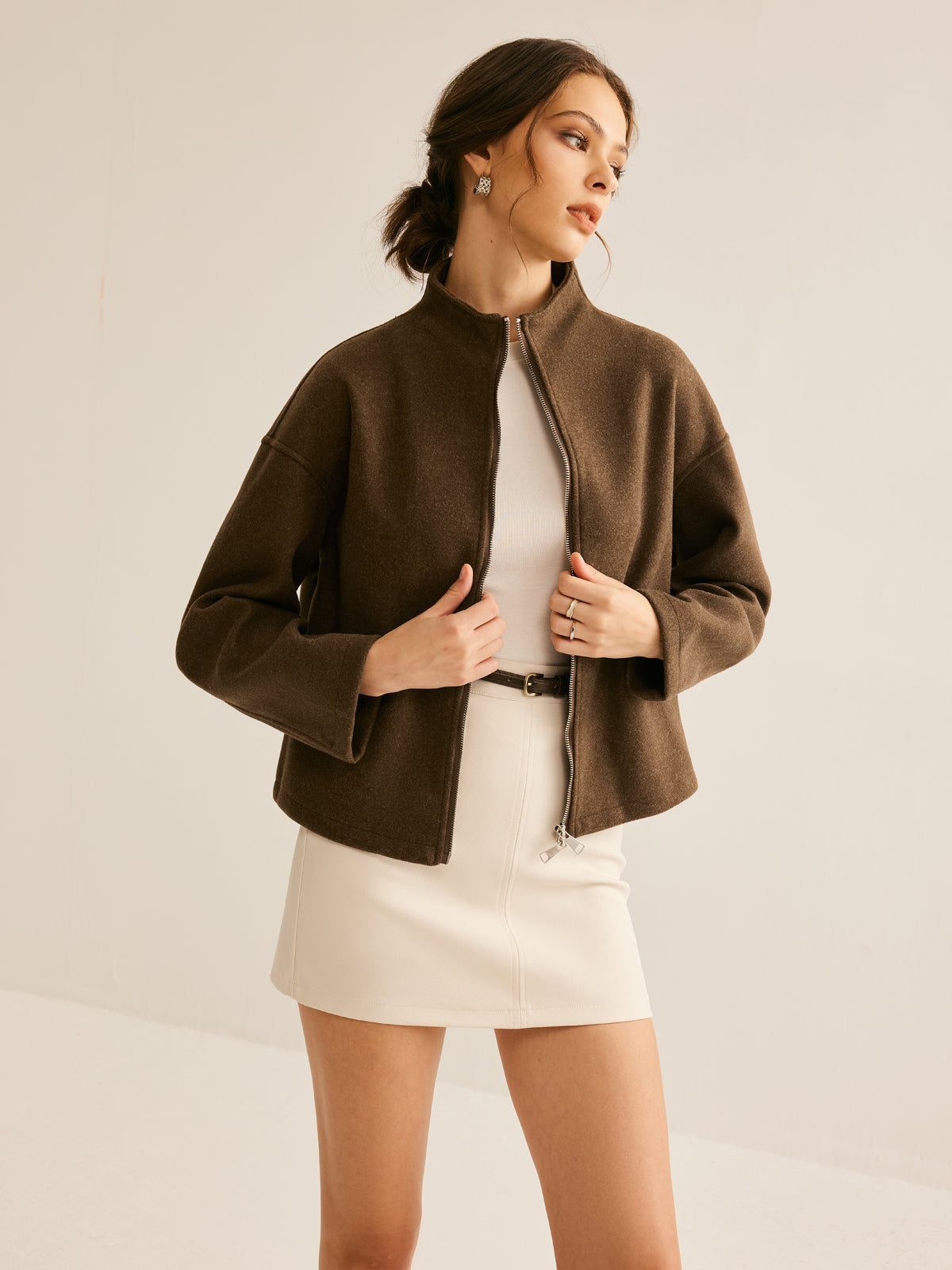 Veste Col Montant Minimaliste | Silhouette Cropped | Élégance Discrète