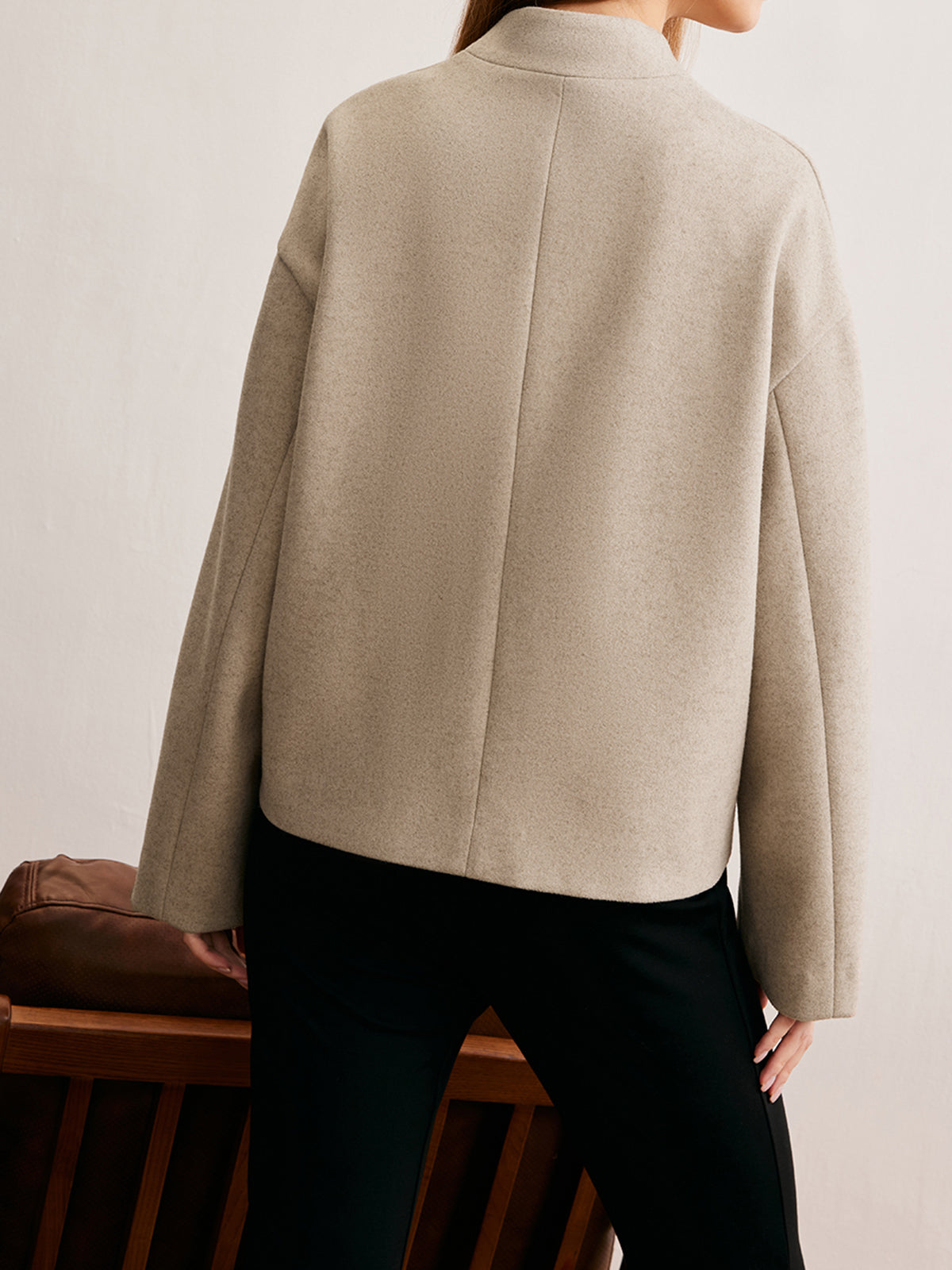 Veste Courte en Mélange de Laine | Col en V | Silhouette Minimaliste
