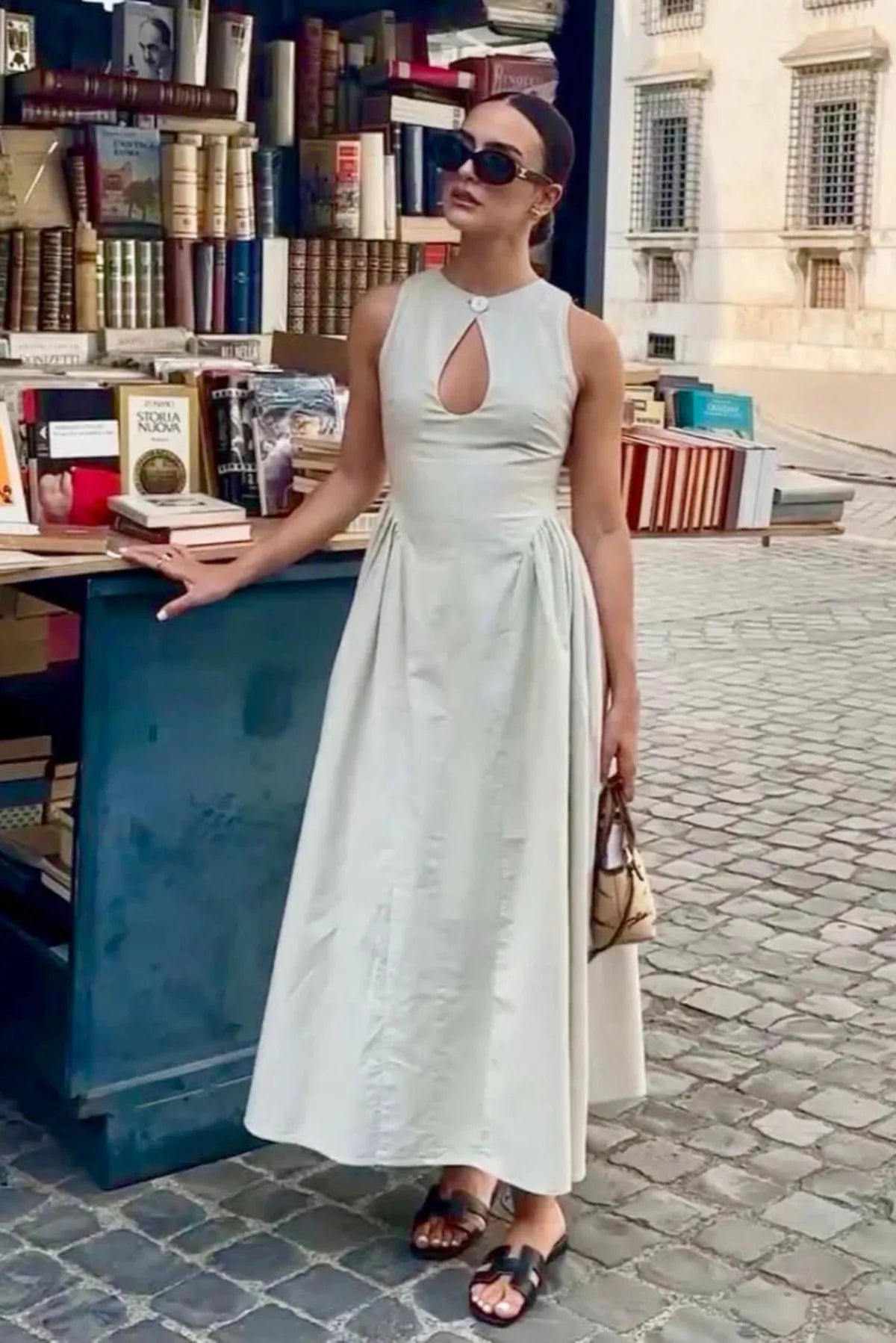 Robe Midi Sans Manches | Découpe en Clé et Jupe Plissée