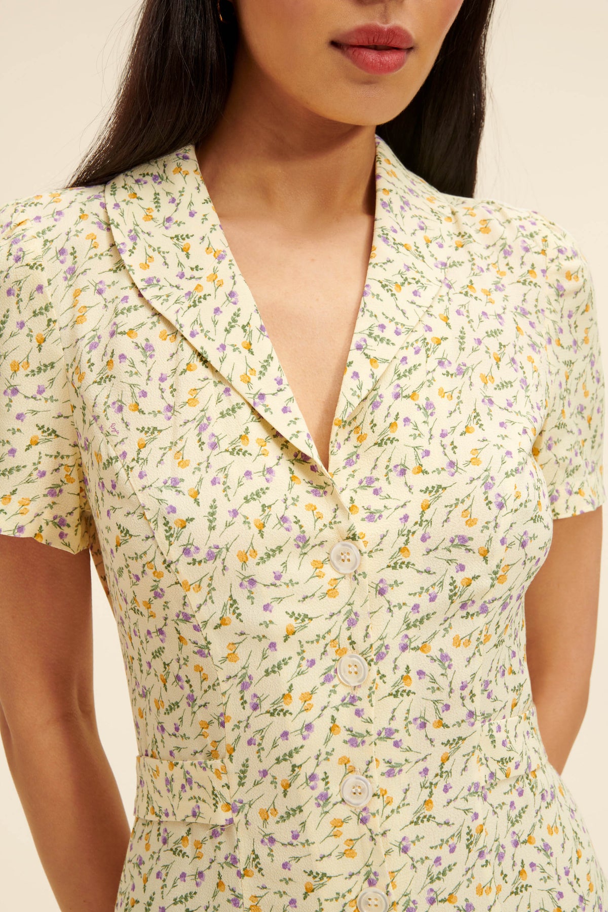 Robe Midi Florale en Mélange de Soie | Bouton Devant | Manches Courtes