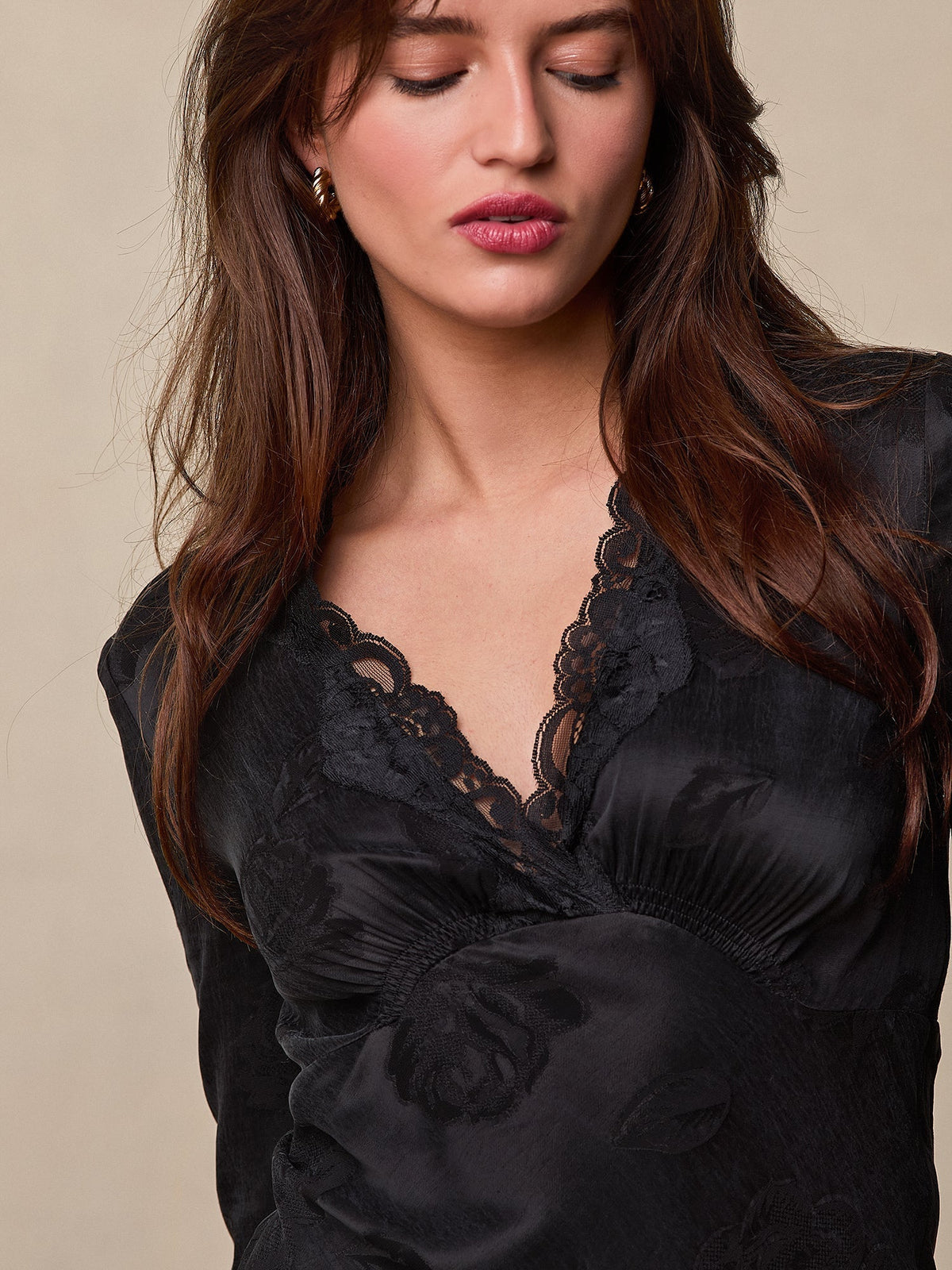 Robe Mini Satin | Col V en Dentelle | Manches Longues