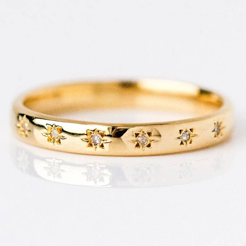 Bague en Argent Plaqué Or avec Détails en Zircon | Bande Gravée Étoile